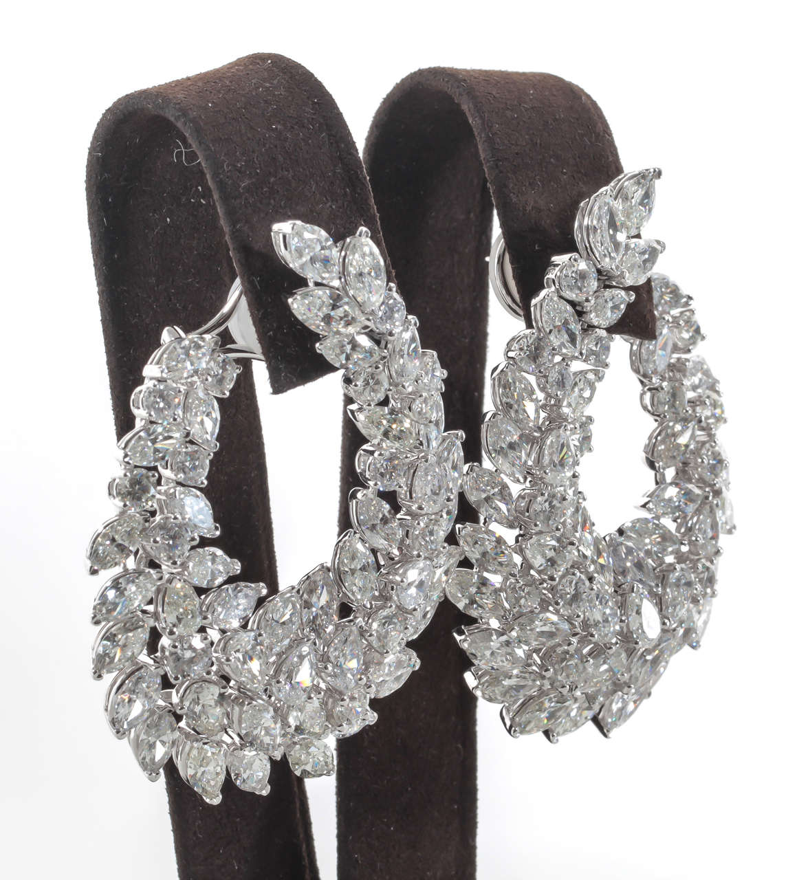 https://a.1stdibscdn.com/archivesE/jewelry/1stdibs/101614/DiamondScene_CC_DM//10/B.jpg