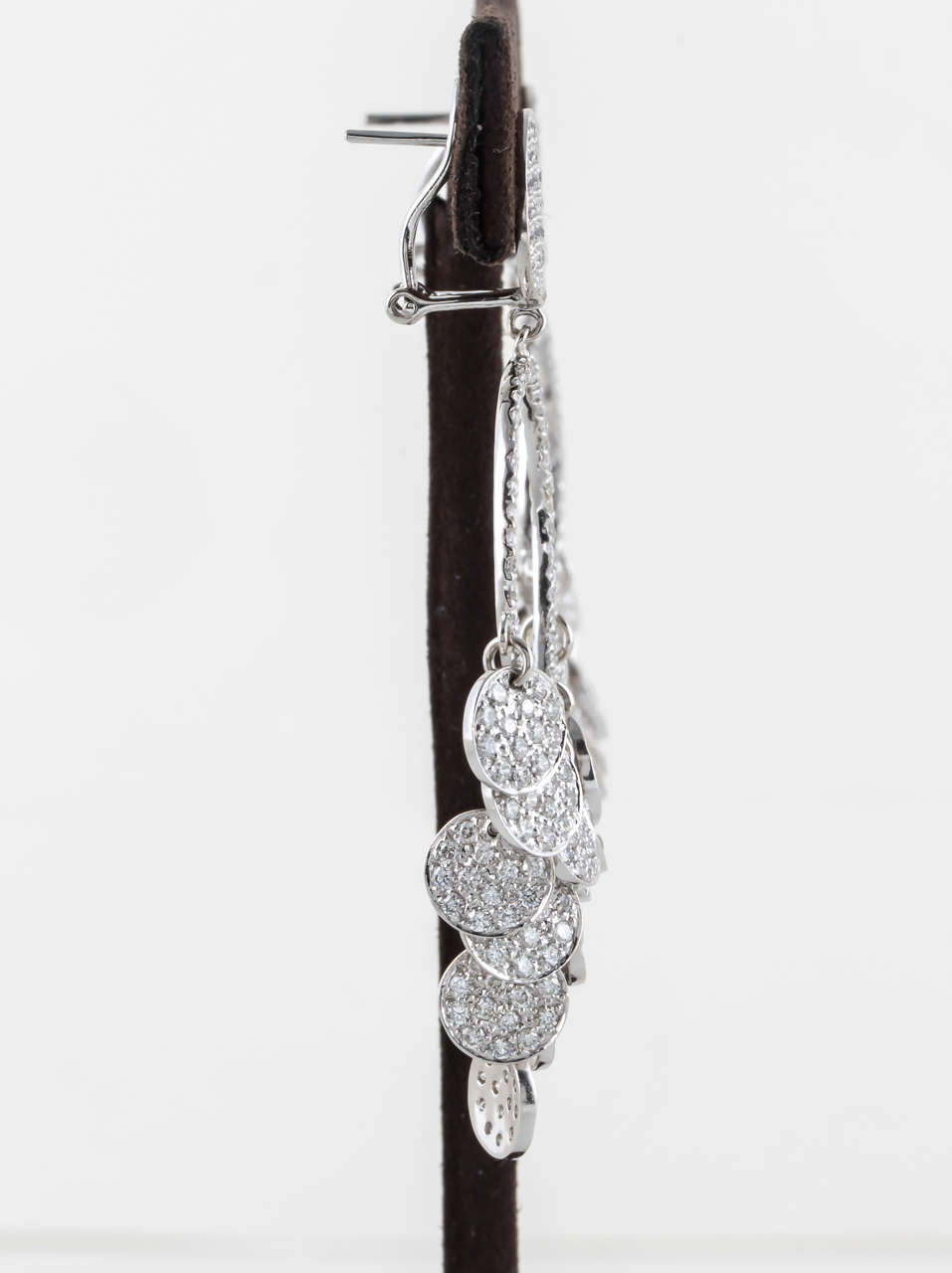 https://a.1stdibscdn.com/archivesE/jewelry/1stdibs/111014/DiamondScene_CC_DM//08/IMG_3227.jpg