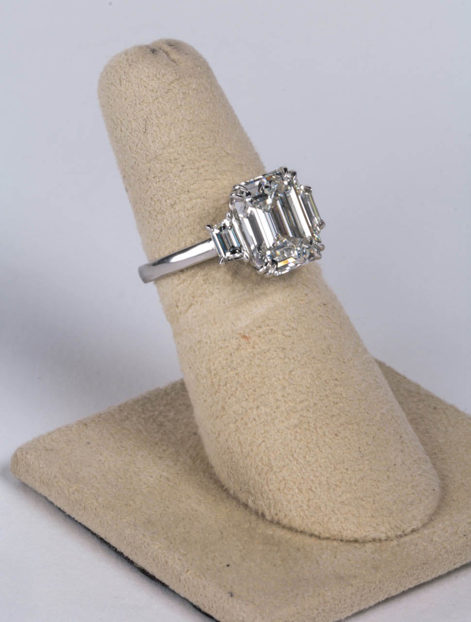https://a.1stdibscdn.com/archivesE/jewelry/1stdibs/011314/DiamondSceneCC_DM//06/B.jpg