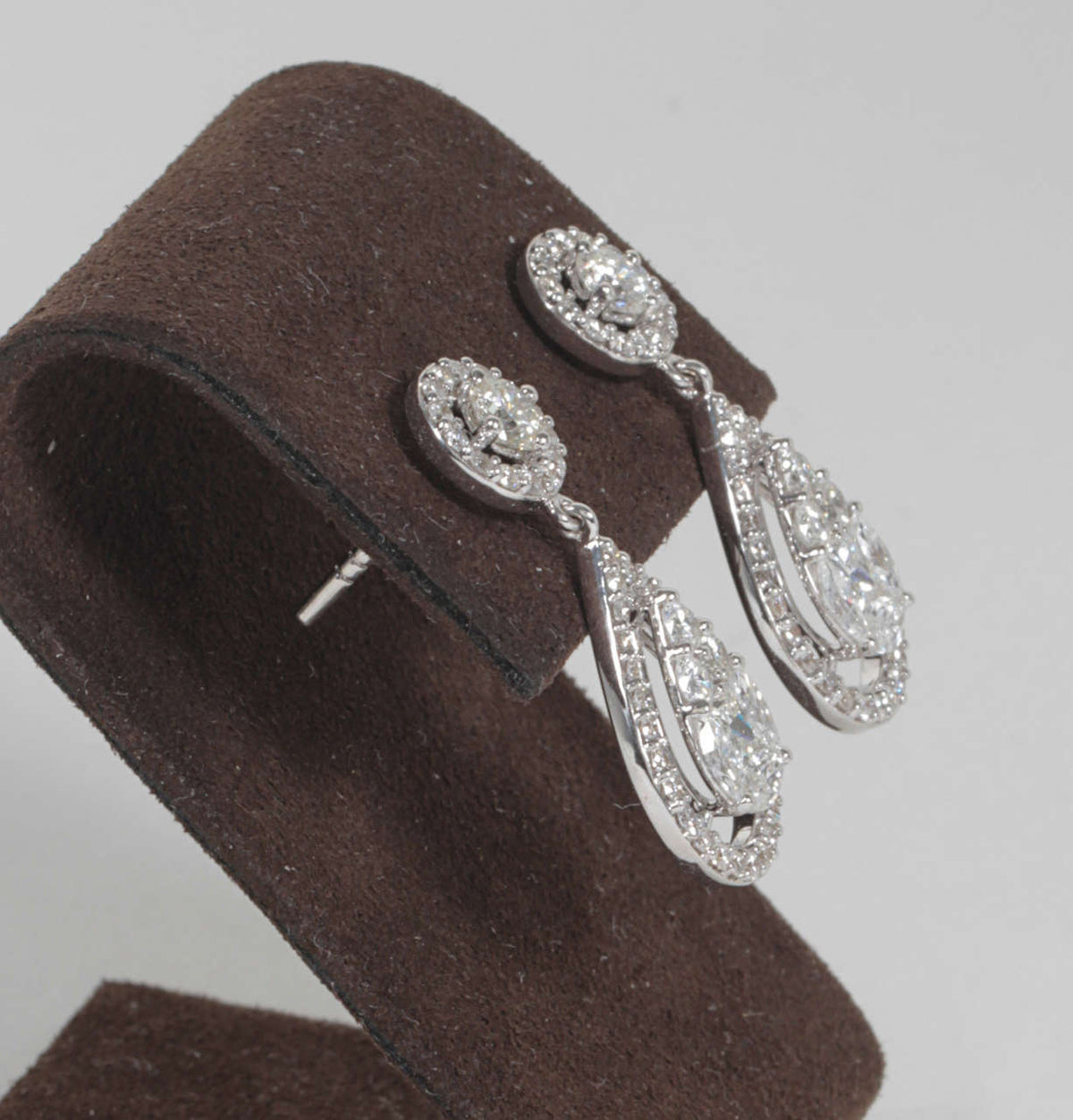 Elegant 18k White Gold 3.55ct Diamond Illusion Dangle Drop Earrings