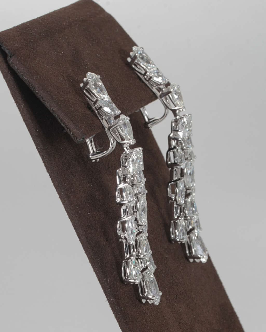 https://a.1stdibscdn.com/archivesE/jewelry/1stdibs/061614/DiamondScene_CC_DM//07/IMG_7453.jpg