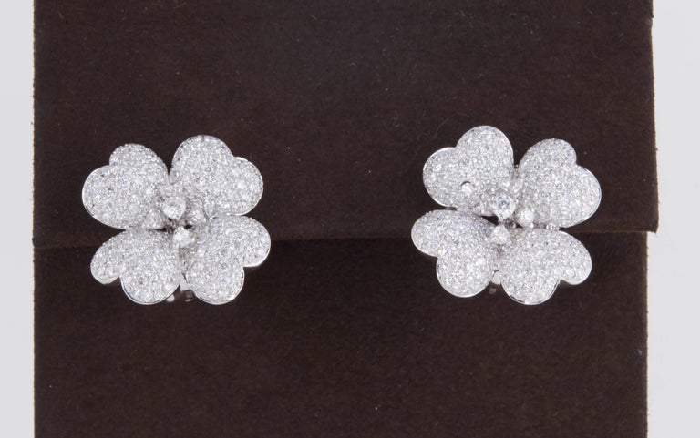https://a.1stdibscdn.com/diamond-white-gold-flower-earrings-for-sale-picture-3/j_415/j_114510421612457332619/IMG_7514_master.jpg?width=768