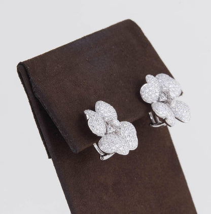 https://a.1stdibscdn.com/diamond-white-gold-flower-earrings-for-sale-picture-5/j_415/j_114510421612457333228/IMG_7518_master.jpg?width=768