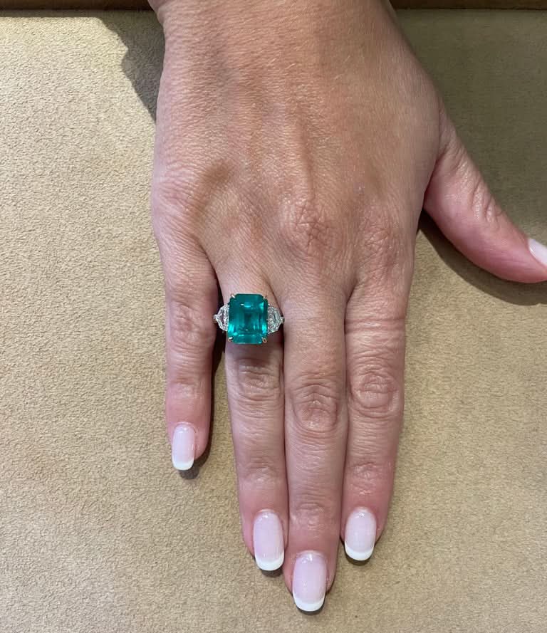 Colombian Vivid Green 6.97 Carat Emerald and Diamond Platinum Ring