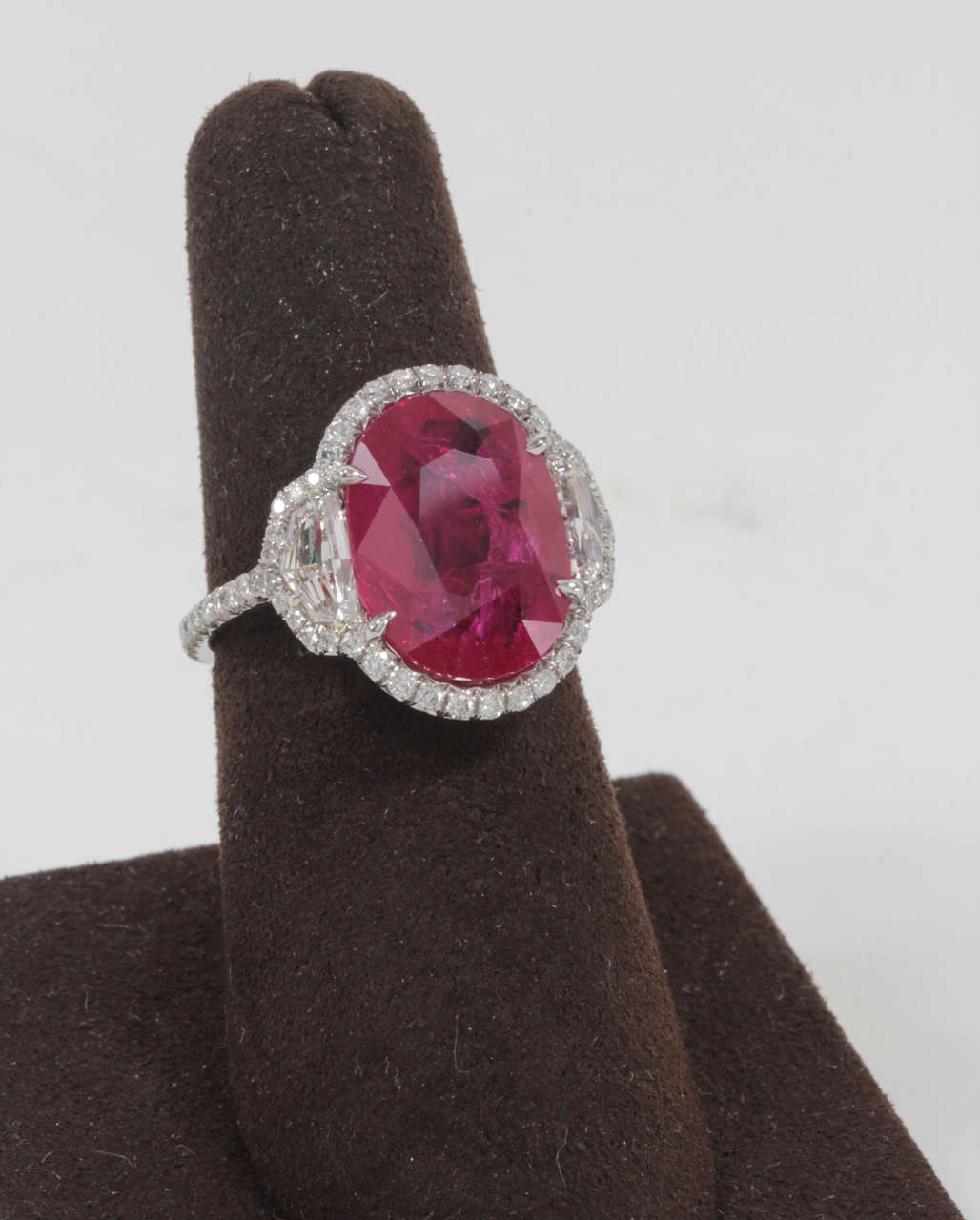 https://a.1stdibscdn.com/archivesE/jewelry/1stdibs/071714/DiamondScene_CC_DM//01/IMG_8562.jpg