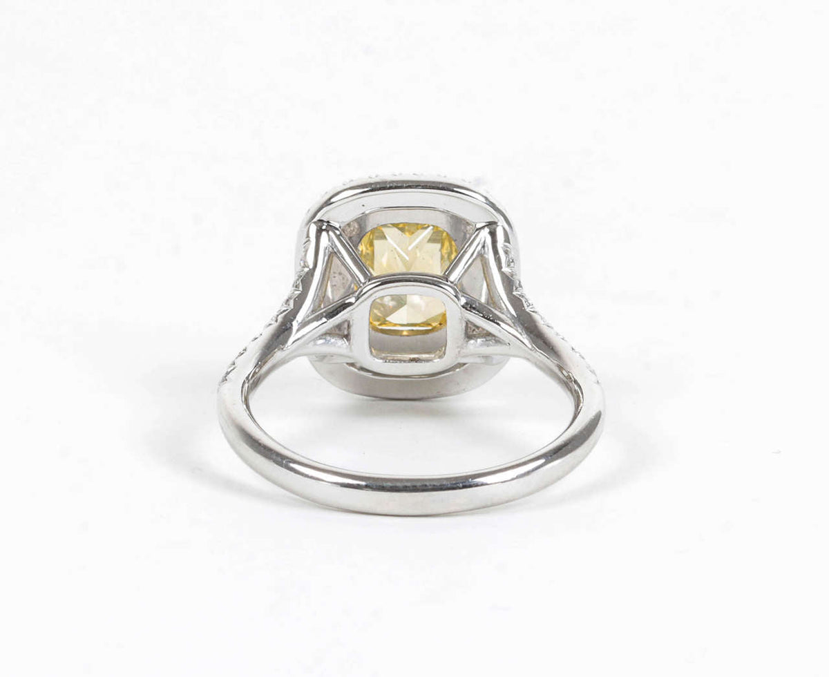 https://a.1stdibscdn.com/archivesE/jewelry/1stdibs/022415/DiamondScene_CC_DM//02/IMG_8923.jpg