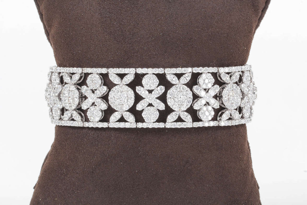 Exquisite 20.03 Carat Round Brilliant Wide Diamond Wreathe Style Bracelet