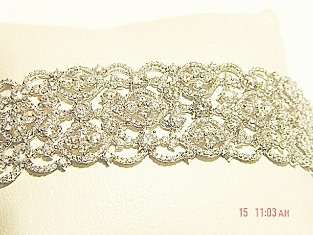 DIAMOND ROUND BRILLIANT SHAPE SET ALL THE WAY STRAIGHT DIAMONDS SET IN BRACELET