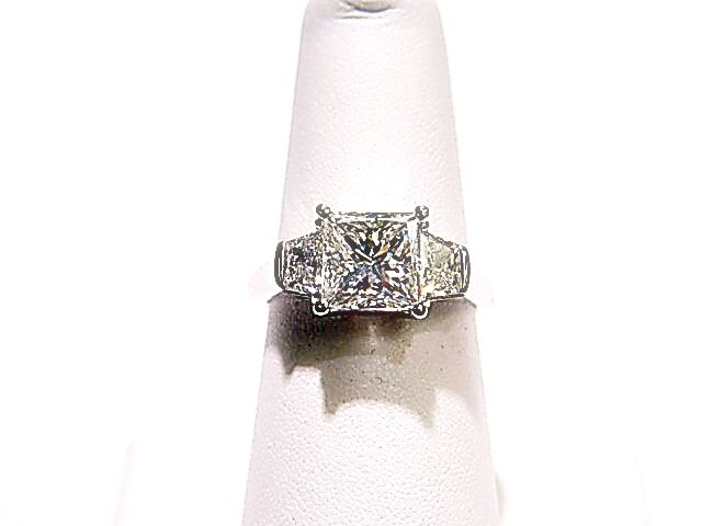 GIA CERTIFIED PRINCESS 2.36 CT G COLOR VVS2  W2.36CT D72.2% T81% GIRDLESL. THICK