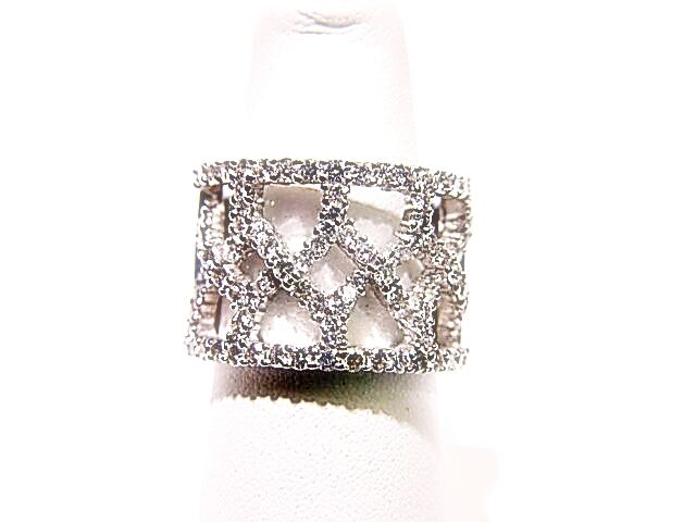 DIAMOND SET ON TOP OF A WIDE BAND