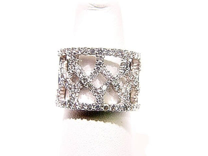DIAMOND SET ON TOP OF A WIDE BAND