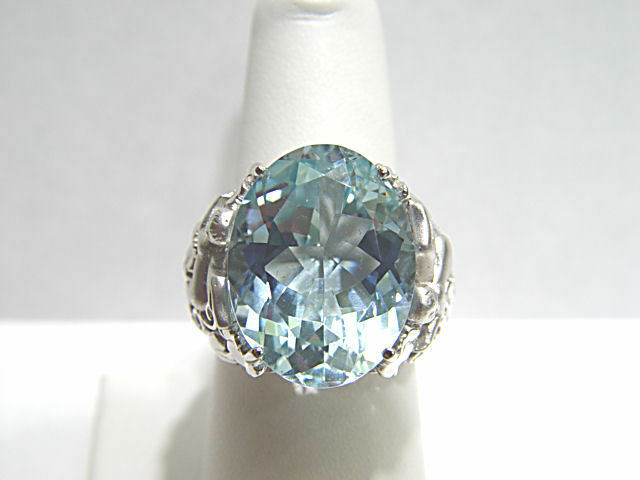 AQUAMARINE OVAL SHAPE 19.80X15.10X9.31MM SET IN A ANGEL RING DIAMOND ROUND AQUA