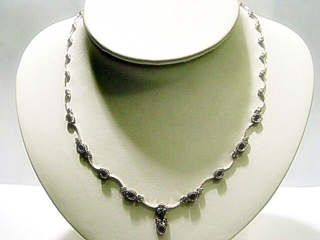 9 OVAL BLUE SAPPHIRE SET WITH ROUND BRILLIANT DIAMOND