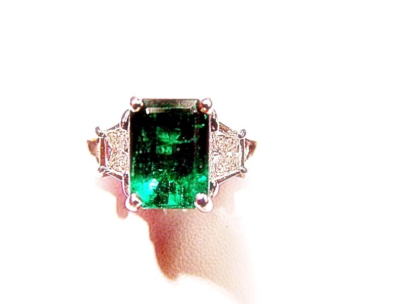 2.87 CT ONE SQUARE CUT EMERALD TWO TRAPEZOID CUT DIAMOND