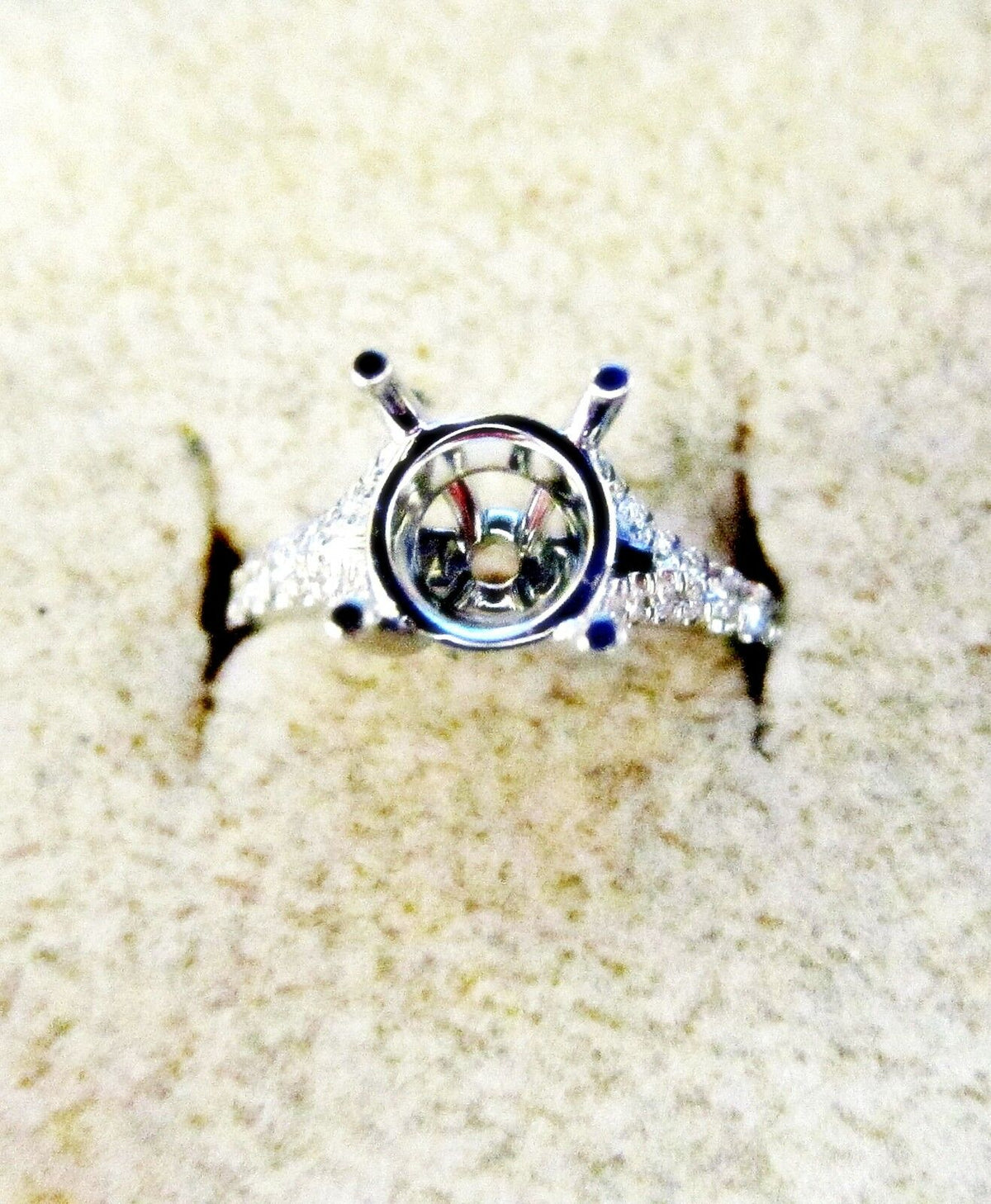 DIAMOND SPLIT SCHANK HALF WAY SET FOR 4.00 MM STONE DIAMOND ENGAGEMENT SETTING