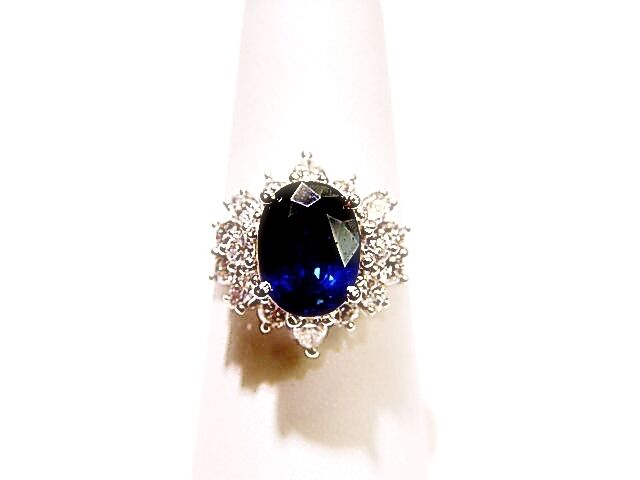 OVAL BLUE SAPPHIRE SET WITH ROUND BRILLIANT MARQUISE