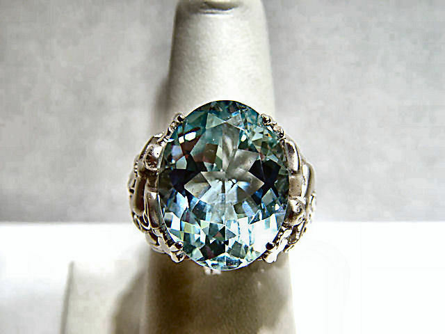 AQUAMARINE OVAL SHAPE 19.80X15.10X9.31MM SET IN A ANGEL RING DIAMOND ROUND AQUA