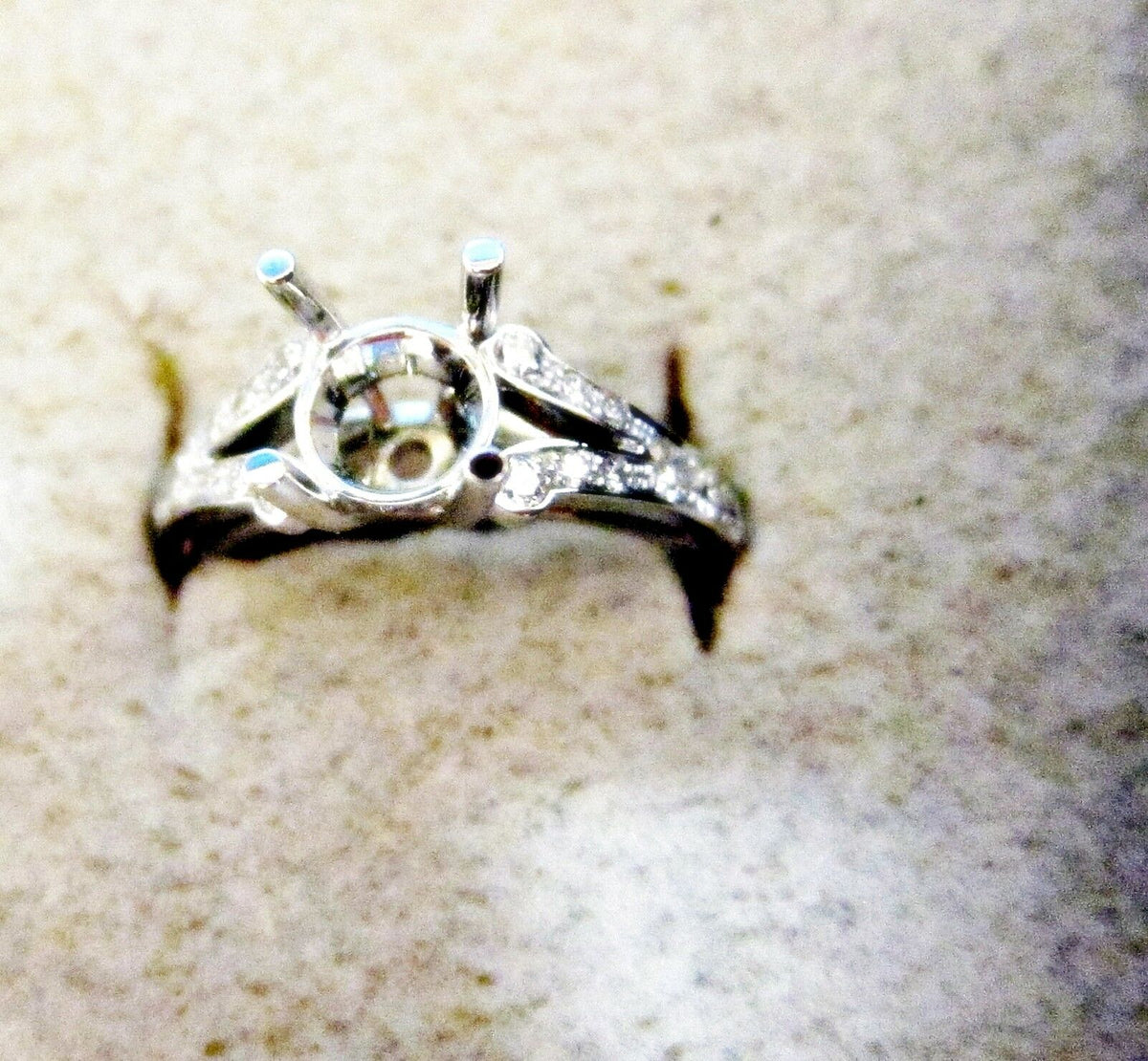 DIAMOND SETTING SIDE DIAMOND TO BACK PIECE OF GOLD FOR RE-SIZEING
