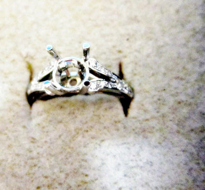 DIAMOND SETTING SIDE DIAMOND TO BACK PIECE OF GOLD FOR RE-SIZEING