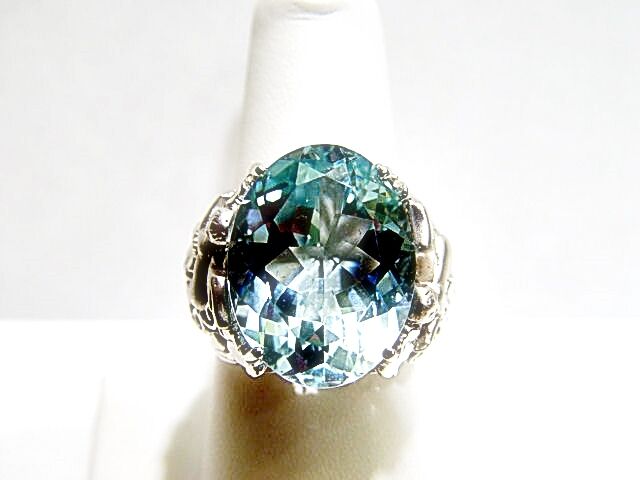 AQUAMARINE OVAL SHAPE 19.80X15.10X9.31MM SET IN A ANGEL RING DIAMOND ROUND AQUA