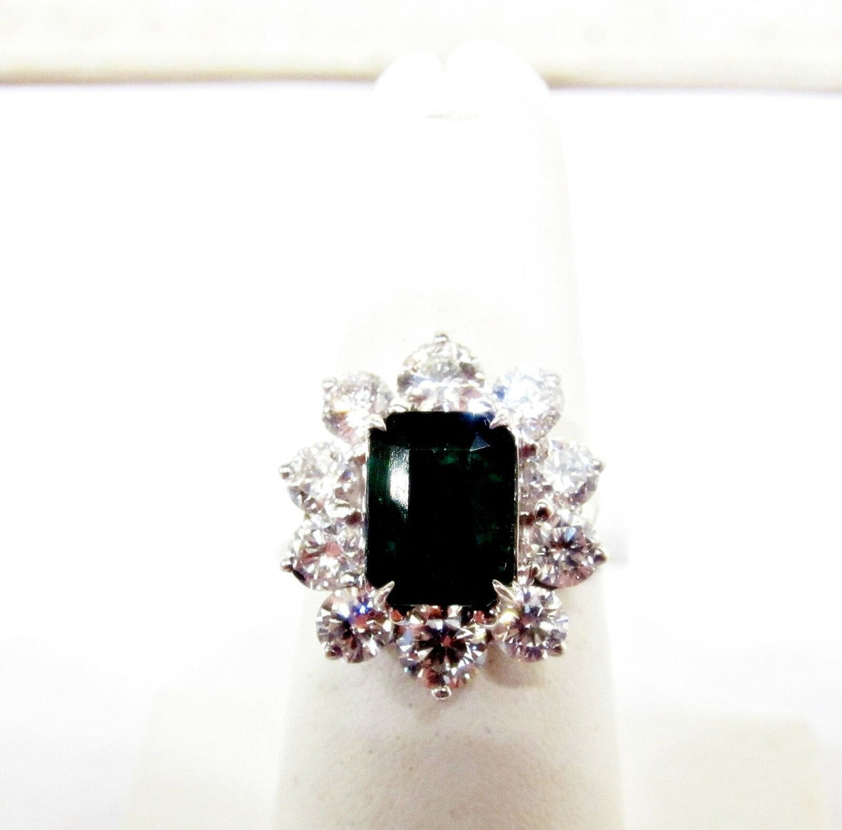 EMERALD CENTER EMERALD SHAPE SET 10 ROUND DIAMOND AROUND SET