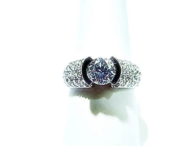 ROUND BRILLIANT DIAMOND CENTER SET WITH PAVE SIDE DIAMOND