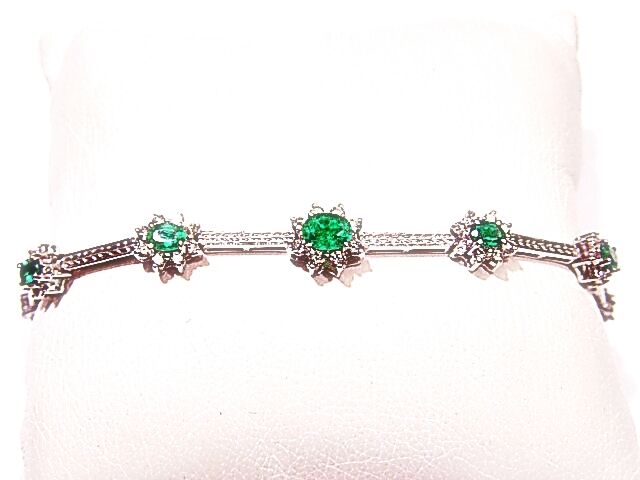 GRADUATED FROM CENTER 9 OVAL GREEN EMERALDS SET WITH ROUND BRILLIANT CUT DIAMOND