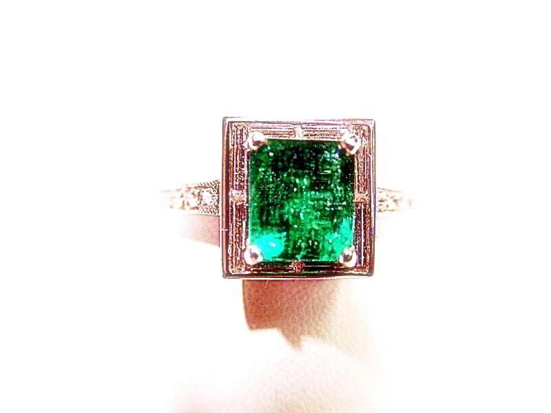 1.67 CT GREEN EMERALD RECTANGULAR CUT WITH BAGUETTE
