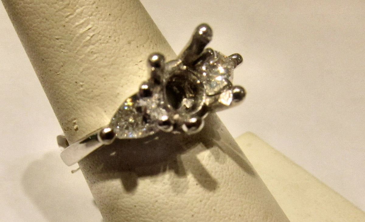 DIAMOND SETTING 2 PEAR SHAPE SIDE STONE DIAMOND