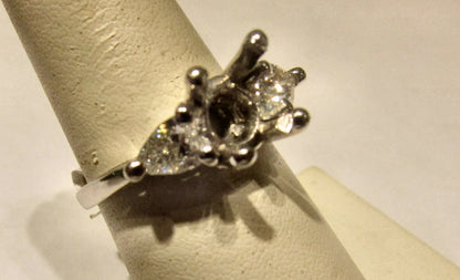 DIAMOND SETTING 2 PEAR SHAPE SIDE STONE DIAMOND