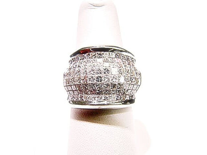 8 ROWS OF INVISIBLE SET DIAMONDS WIDE BAND PRINCESS SHAPE DIAMOND 18 K WHITE
