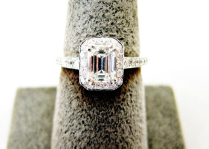 CERTIFIED EMERALD SHAPE DIAMOND AND ROUND SHAPE DIAMOND SET TOP ENGAGEMENT RING