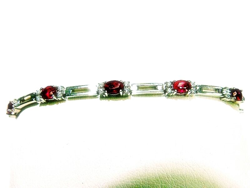 RUBY 8 OVAL SHAPE DIAMOND 32 ROUND BRILLIANT SHAPE RUBY DIAMOND BRACELET
