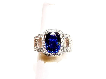 LONG CUSHION CUT SAPPHIRE 4.56 CT 18 K WHITE GOLD SET WITH ROUND DIAMONDS DESIGN