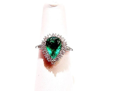 1 PEAR CUT EMERALD SET WITH ROUND BRILLIANT AND SIDES