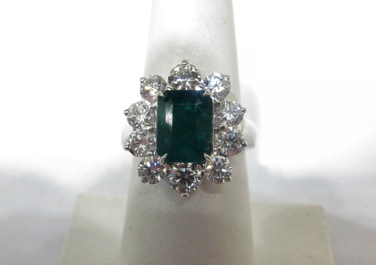 EMERALD CENTER EMERALD SHAPE SET 10 ROUND DIAMOND AROUND SET