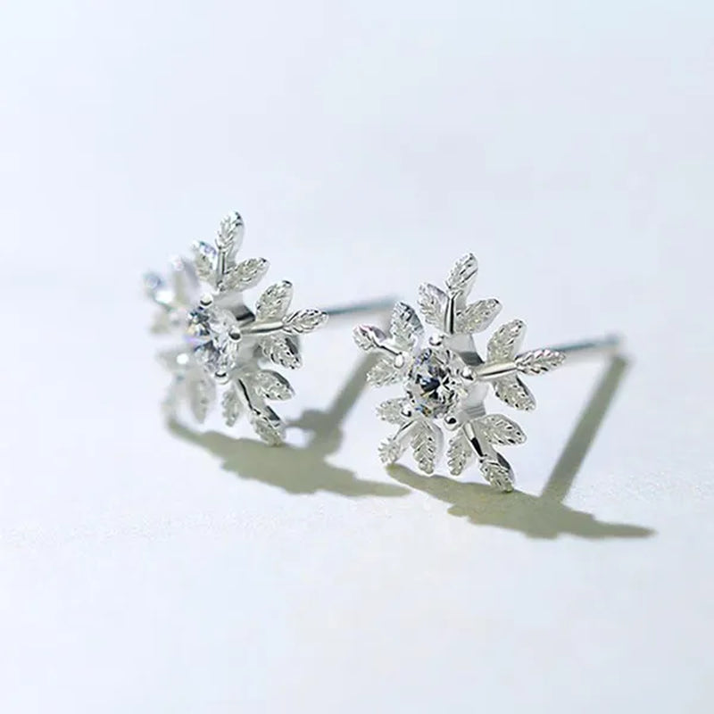 Exquisite Silver Plated Diamond White Snowflake Elegant Ladies Stud Earrings for Women Fashion Sterling Silver Earrings Jewelry