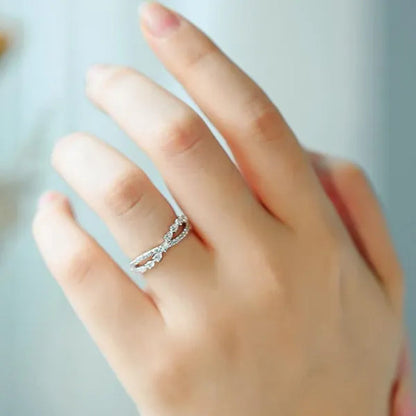 Luxury Twist Rings for Women Fashion 925 Silver Jewelry White Pear Shape Crystal Zircon Ring Elegant Female Engagement Wedding Party Accessories Anniversary Gift