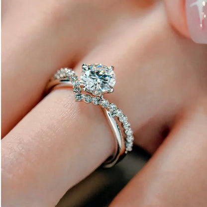 Fashion Accessories Gorgeous 925 Sterling Silver White Sapphire Round Cut Moissanite Diamond Ring Elegant Bride Wedding Jewelry for Women Rings Engagement Anniversary Party Band Gift Size 4-12 Bague Femme