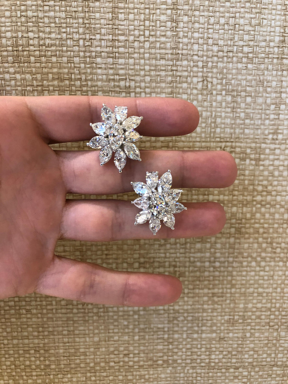 https://a.1stdibscdn.com/cluster-diamond-earrings-for-sale/j_415/j_144397721641928366445/j_14439772_1641928367468_bg_processed.jpg