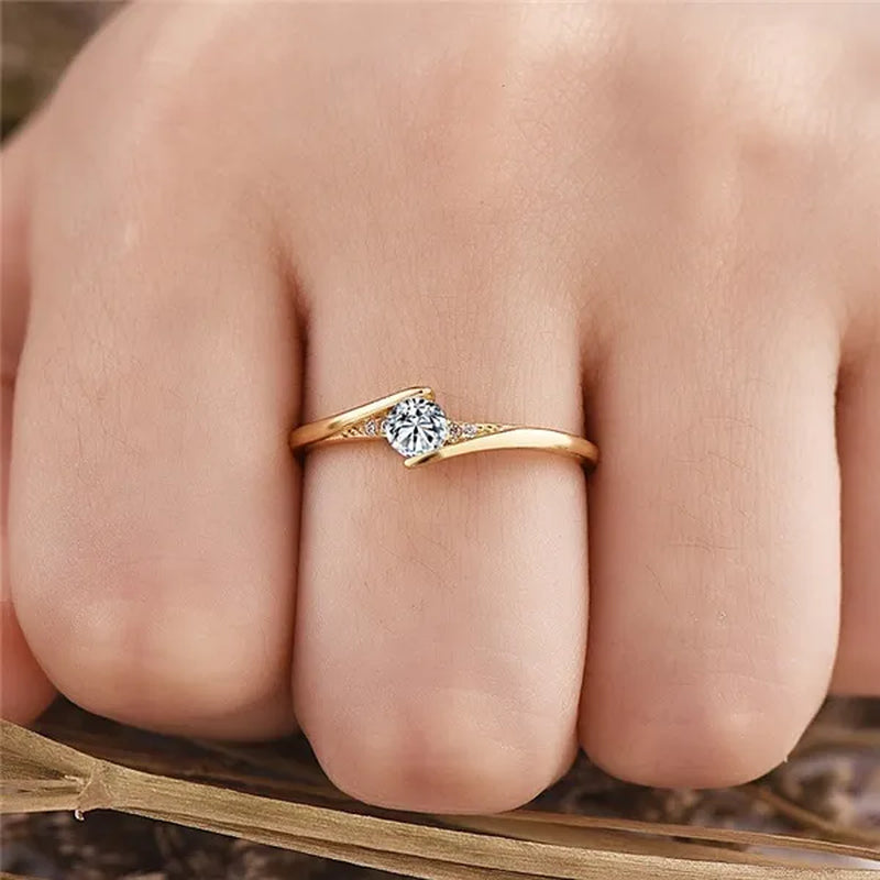 Fashion Gold Plated Round Cut 1ct White Sapphire Diamond Solitaire Rings for Unisex Personality Wedding Engagement Jewelry Gift Size 4-12