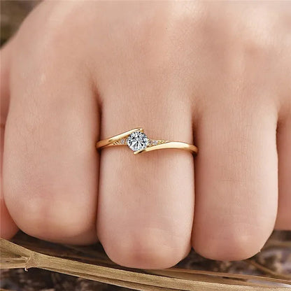 Fashion Gold Plated Round Cut 1ct White Sapphire Diamond Solitaire Rings for Unisex Personality Wedding Engagement Jewelry Gift Size 4-12