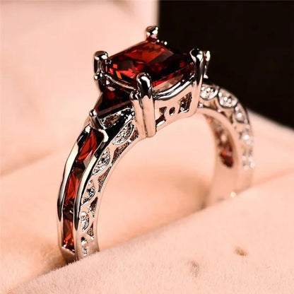 Exquisite Elegant Shiny Red Garnet Ring Fashion Jewelry 925 Sterling Silver Rings Wedding Band Ruby Rings for Women Christmas Gift