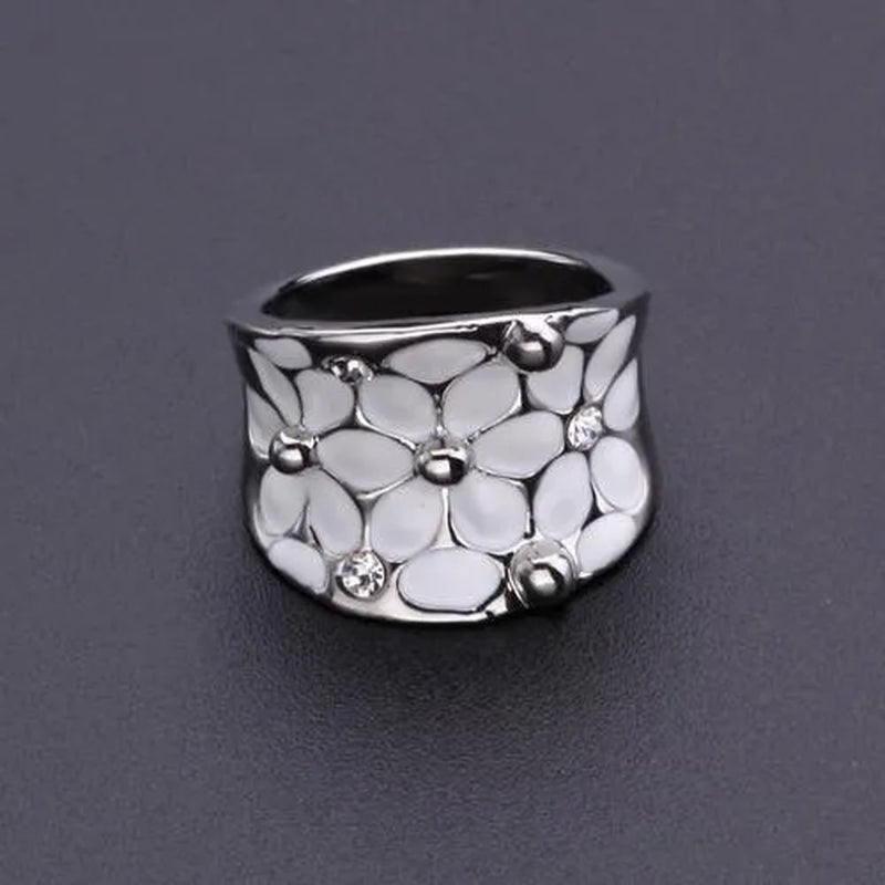Ladies white flower pattern ring