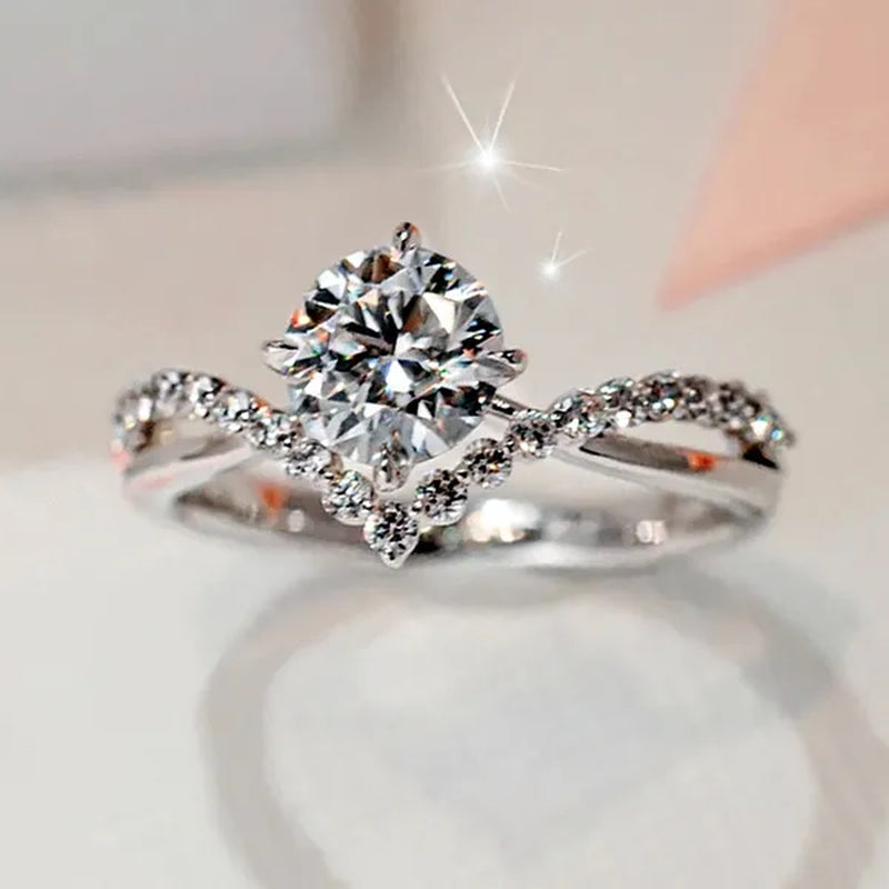 Fashion Accessories Gorgeous 925 Sterling Silver White Sapphire Round Cut Moissanite Diamond Ring Elegant Bride Wedding Jewelry for Women Rings Engagement Anniversary Party Band Gift Size 4-12 Bague Femme