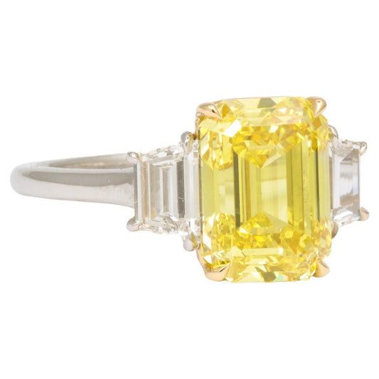 https://a.1stdibscdn.com/fancy-vivid-yellow-emerald-cut-ring-for-sale/j_415/j_174482921667400138155/j_17448292_1667400138733_bg_processed.jpg?width=768